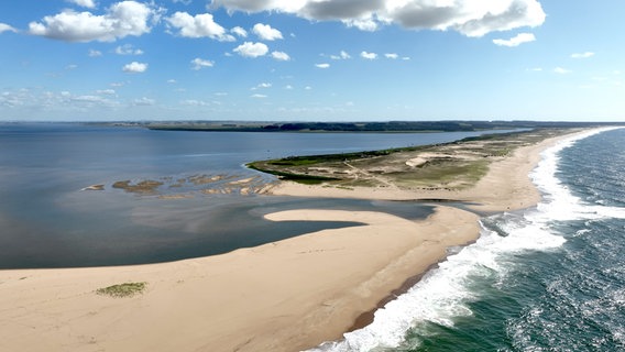 Lagunen und Meer: Die Küste Uruguays bietet viel Platz und unberührte Natur, gleich mehrere Nationalparks grenzen direkt an das Atlantikufer. © NDR/Florian Melzer 
