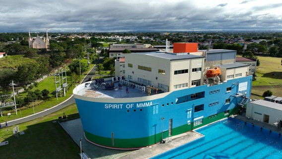 Vom Übungsboot auf große Fahrt: Vor den Toren der Hauptstadt Manila liegt die Elite-Seefahrtschule für Schiffsoffiziere, kein anderes Land bildet mehr Seeleute aus als die Philippinen. Vom Übungsboot auf große Fahrt: Vor den Toren der Hauptstadt Manila liegt die Elite-Seefahrtschule für Schiffsoffiziere, kein anderes Land bildet mehr Seeleute aus als die Philippinen. © NDR/Florian Melzer
