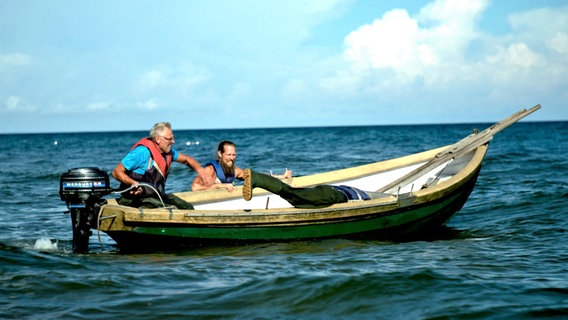Die Aalfischerei hat es in sich: Max und Mats Svensson hadern mit den Widrigkeiten der hohen See auf dem Weg zu den beliebtesten Spots für kapitale Aale. © NDR/nonfictionplanet/Eddy Zimmermann 
