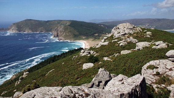Schroffe Felsküsten am Atlantik: Galicien im Nordwesten der Iberischen Halbinsel ist eine raue Fjordlandschaft. © NDR/Torsten Silbermann 