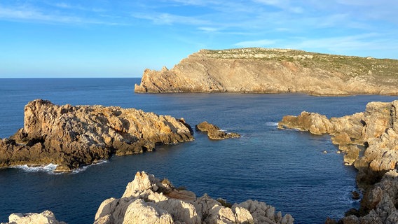 Noch lange nicht so überlaufen wie Mallorca oder Ibiza: Menorca hat deutlich weniger Besucher als ihre Schwesterinseln und ist schon seit 1993 als Biosphärenreservat von der UNESCO anerkannt. © NDR/nonfictionplanet/Steffen Schneider 