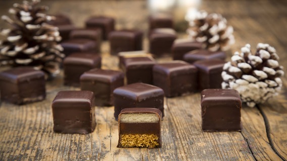 Dominosteine aus Schokolade auf einem Holztisch © imago Foto: Westend61