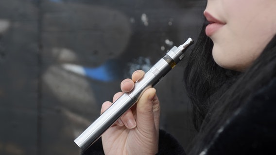 Eine Frau raucht eine E-Zigarette. © tunedin - Fotolia Foto: Bernd Friedel