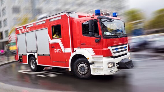 Feuerwehrauto im Einsatz. (Themenbild) © fotolia Foto: eyetronic