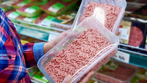 Eine Frau begutachtet abgepacktes Hackfleisch im Supermarkt © Colourbox Foto: -