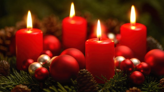 Adventskranz mit vier brennenden Kerzen © fotolia.com Foto: Smileus