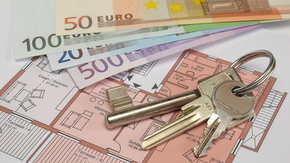 Auf einem Grundriss einer Wohnung liegen Geldscheine und Schlüssel. © Colourbox Foto: -