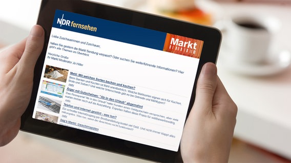 Ein Tablet mit dem Markt Newsletter vor einem Tisch mit Kaffeetasse. © fotolia.com Foto: Kristian