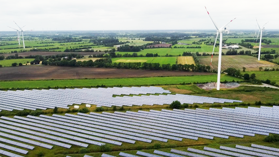 Norddeutsche Landschaft mit einem Solarpark und Windrädern © NDR 