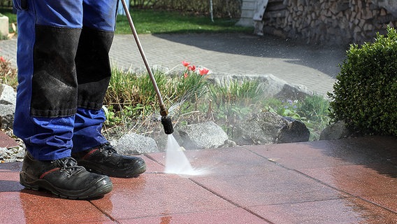 Terrasse wird mit Hochdruckreiniger bearbeitet © Fotolia.com Foto: Marina Lohrbach