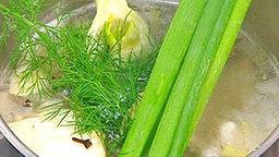 Fischfond mit Gemüse in einem Topf.  