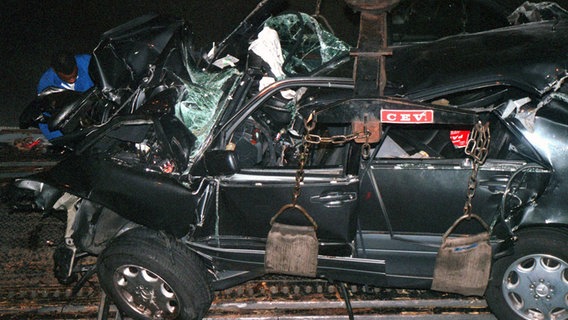 Das Auto, mit dem Diana und Dodi al Fayed 1997 tödlich verunglückt sind © picture alliance/ dpa 