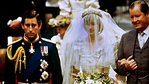 29. Juli 1981: Earl Spencer übergibt seine Tochter Diana an den Bräutigam Prinz Charles © dpa Bildfunk 