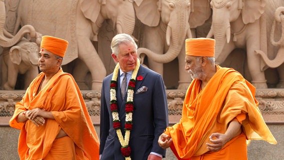 Prinz Charles besucht Anfang November 2013 einen Hindu-Tempel in Indien. © Picture-Alliance / dpa Foto: Harish Tyagi