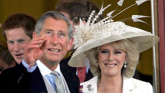 9. April 2005: Charles und Camilla strahlen nach der standesamtlichen Trauung © dpa Foto: Tim Ockenden