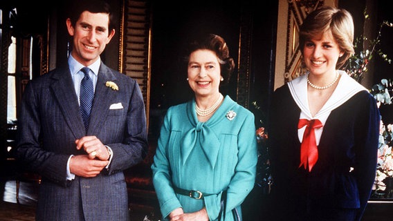Queen Elizabeth mit Prinz Charles und Lady Diana Spencer nach deren Verlobung 1981 © Picture-Alliance / dpa 
