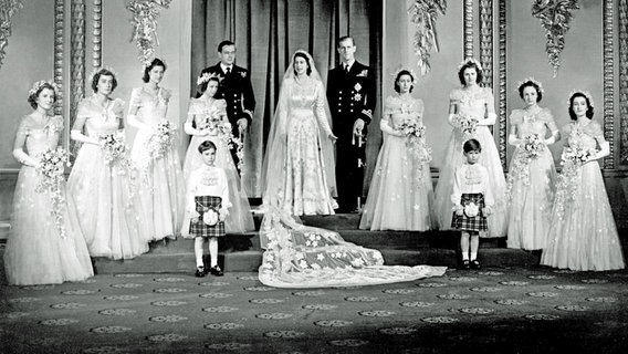 20. November 1947: Prinzessin Elizabeth mit ihrem Bräutigam Philip Mountbatten und ihren Brautjungfern © Picture-Alliance / dpa / Empics 