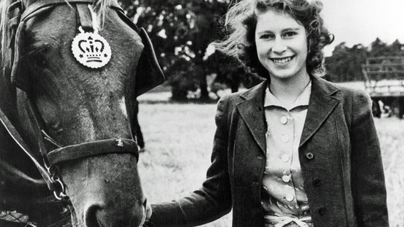 Prinzessin Elizabeth steht mit einem Pferd auf der Weide © Picture Alliance / Everett Collection 
