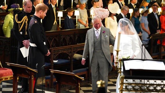 In der St George's Chapel übergibt Brautführer Charles Meghan an Prinz Harry. © Picture-Alliance Foto: Jonathan Brady