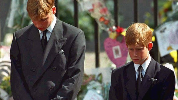 Prinz Harry (rechts) und Prinz William folgen beim Trauerzug am  6. September 1997 der Kutsche mit dem Sarg ihrer Mutter Prinzessin Diana © picture alliance / dpa 