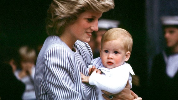 Lady Diana 1985 mit ihrem kleinen Sohn Prinz Harry auf dem Arm © picture-alliance / dpa 