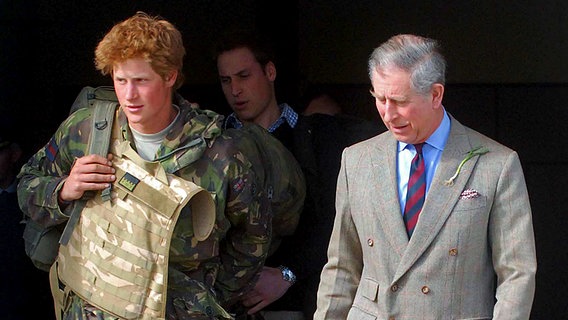 Prinz Charles (rechts) und Prinz William holen Prinz Harry (links) bei seiner Rückkehr aus Afghanistan am Luftwaffenstützpunkts Brize Norton ab © dpa Bildfunk Foto: Simeon Francis