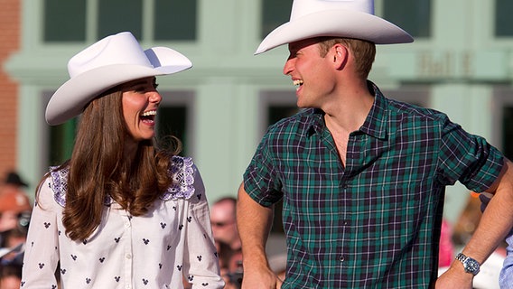 7. Juli 2011: Prinz William und Kate, beide mit Cowboy-Hüten, besuchen das kanadische Calgary. © Picture-Alliance / dpa 