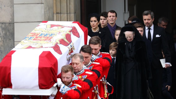 Die dänische Königsfamilie folgt am 20. Februar 2018 dem Sarg von Prinz Henrik auf dessen Beerdigung. © Picture-Alliance / RoyalPress Foto: Albert Nieboer
