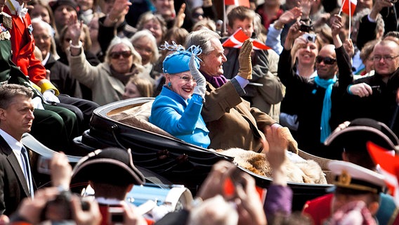 Zum 70. Geburtstag von Königin Margrethe am 16. April 2010 fährt das Königspaar in einer Kutsche durch Kopenhagen © dpa Bildfunk 