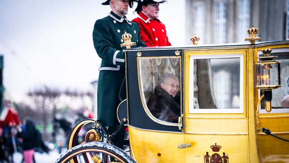 Königin Margrethe II. sitzt in einer königlichen Kutsche im Januar 2024 © Ida Marie Odgaard/Ritzau Scanpix Foto/AP/dpa +++ dpa-Bildfunk +++ Foto: Ida Marie Odgaard
