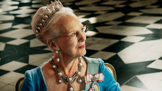 Königin Margrethe II. mit Krone lächelt und schaut nachdenklich im Profil ©  Per Morten Abrahamsen Foto:  Per Morten Abrahamsen