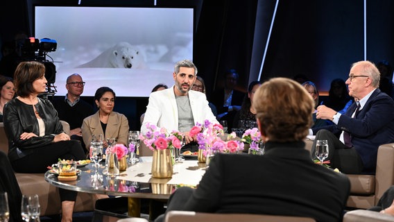 Der Journalist und Moderator Michel Abdollahi ist zu Gast in der NDR Talk Show am 12. April 2024. © NDR Fernsehen/Uwe Ernst Foto: Uwe Ernst