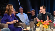 Der Schauspieler und Modedesigner Joel Basman ist zu Gast in der NDR Talk Show am 22. März 2024. © NDR Fernsehen/ Uwe Ernst Foto: Uwe Ernst