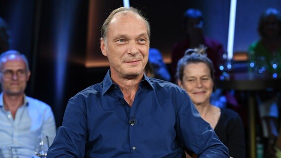 Der Schauspieler und Autor Martin Brambach ist zu Gast in der NDR Talk Show am 26. August 2022. © NDR Fernsehen/Uwe Ernst Foto: Uwe Ernst