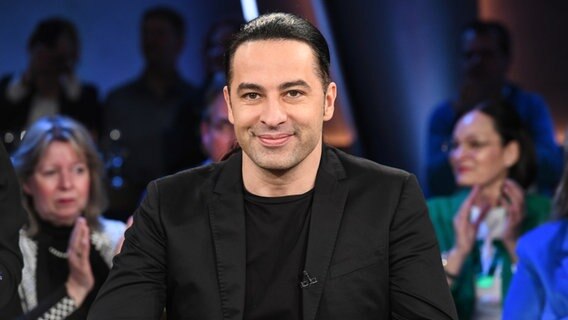 Der Comedian Bülent Ceylan ist zu Gast in der NDR Talk Show am 17. März 2023. © NDR Fernsehen/Uwe Ernst Foto: Uwe Ernst