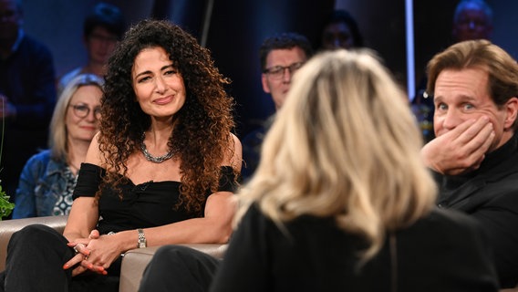 Die Journalistin und Brisant-Moderatorin Marwa Eldessouky ist zu Gast in der NDR Talk Show am 12. April 2024. © NDR Fernsehen/Uwe Ernst Foto: Uwe Ernst