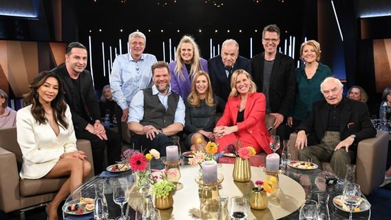 Barbara Schöneberger und Hubertus Meyer-Burckhardt im Gruppenbild mit den Gästen der NDR Talk Show am 17. März 2023. © NDR Fernsehen/Uwe Ernst Foto: Uwe Ernst