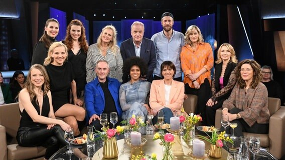 Barbara Schöneberger und Hubertus Meyer-Burckhardt im Gruppenbild mit den Gästen NDR Talk Show am 31. März 2023. © NDR Fernsehen/ Uwe Ernst Foto: Uwe Ernst