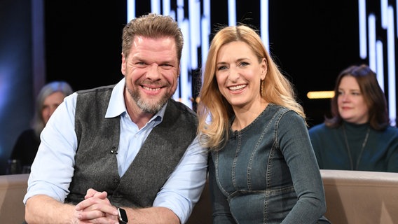 Die Sängerin Stefanie Hertel und der Schauspieler Tetje Mierendorf sind zu Gast in der NDR Talk Show am 17. März 2023. © NDR Fernsehen/Uwe Ernst Foto: Uwe Ernst