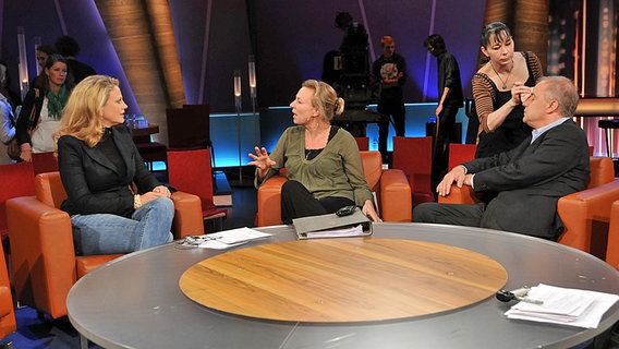 Hubertus Meyer-Burckhardt und Barbara Schöneberger mit der Redaktionsleiterin im NDR Talk Show Studio. © NDR/Uwe Ernst 