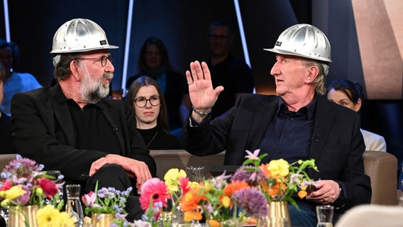 Der Entertainer Mike Krüger und Architekt Jens-Olaf Nuckel sind zu Gast in der NDR Talk Show am 19. April 2024. © NDR Fernsehen/ Uwe Ernst Foto: Uwe Ernst