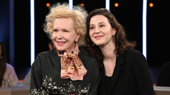 Die Schauspielerinnen Sunnyi Melles und Leonille Wittgenstein sind zu Gast in der NDR Talk Show am 26. April 2024. © NDR Fernsehen/Uwe Ernst Foto: Uwe Ernst