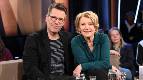 Die Schauspieler Mariele Millowitsch und Tim Bergmann sind zu Gast in der NDR Talk Show am 17. März 2023. © NDR Fernsehen/Uwe Ernst Foto: Uwe Ernst