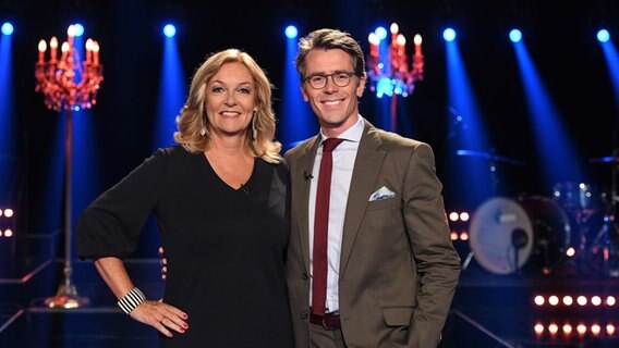 Bettina Tietjen und Johannes Wimmer sind die Moderatoren der NDR Talk Show am 14. Oktober 2022. © NDR Fernsehen/Uwe Ernst Foto: Uwe Ernst