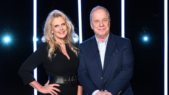 Barbara Schöneberger und Hubertus Meyer-Burckhardt sind die Moderatoren der NDR Talk Show am 10. Februar 2023. © NDR Fernsehen/Uwe Ernst Foto: Uwe Ernst
