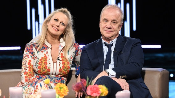 Barbara Schöneberger und Hubertus Meyer-Burckhardt sind die Moderatoren der NDR Talk Show am 17. März 2023. © NDR Fernsehen/Uwe Ernst Foto: Uwe Ernst