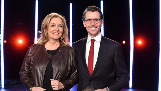 Bettina Tietjen und Johannes Wimmer sind die Moderatoren der NDR Talk Show am 7. April 2023. © NDR Fernsehen/Uwe Ernst Foto: Uwe Ernst