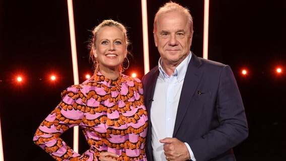 Barbara Schöneberger und Hubertus Meyer-Burckhardt moderieren die NDR Talk Show am 7. Juli 2023. © NDR Fernsehen/ Uwe Ernst Foto: Uwe Ernst
