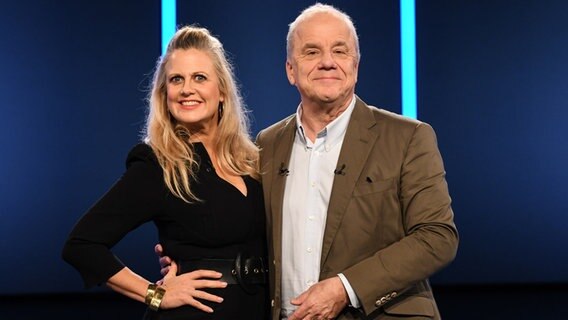 Barbara Schöneberger und Hubertus Meyer-Burckhardt sind die Moderatoren der NDR Talk Show am 24. November 2023. © NDR Fernsehen/Uwe Ernst Foto: Uwe Ernst