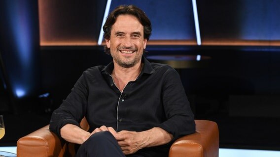 Der Schauspieler Oliver Mommsen ist zu Gast in der NDR Talk Show am 6. Mai 2022. © NDR Fernsehen/Uwe Ernst Foto: Uwe Ernst